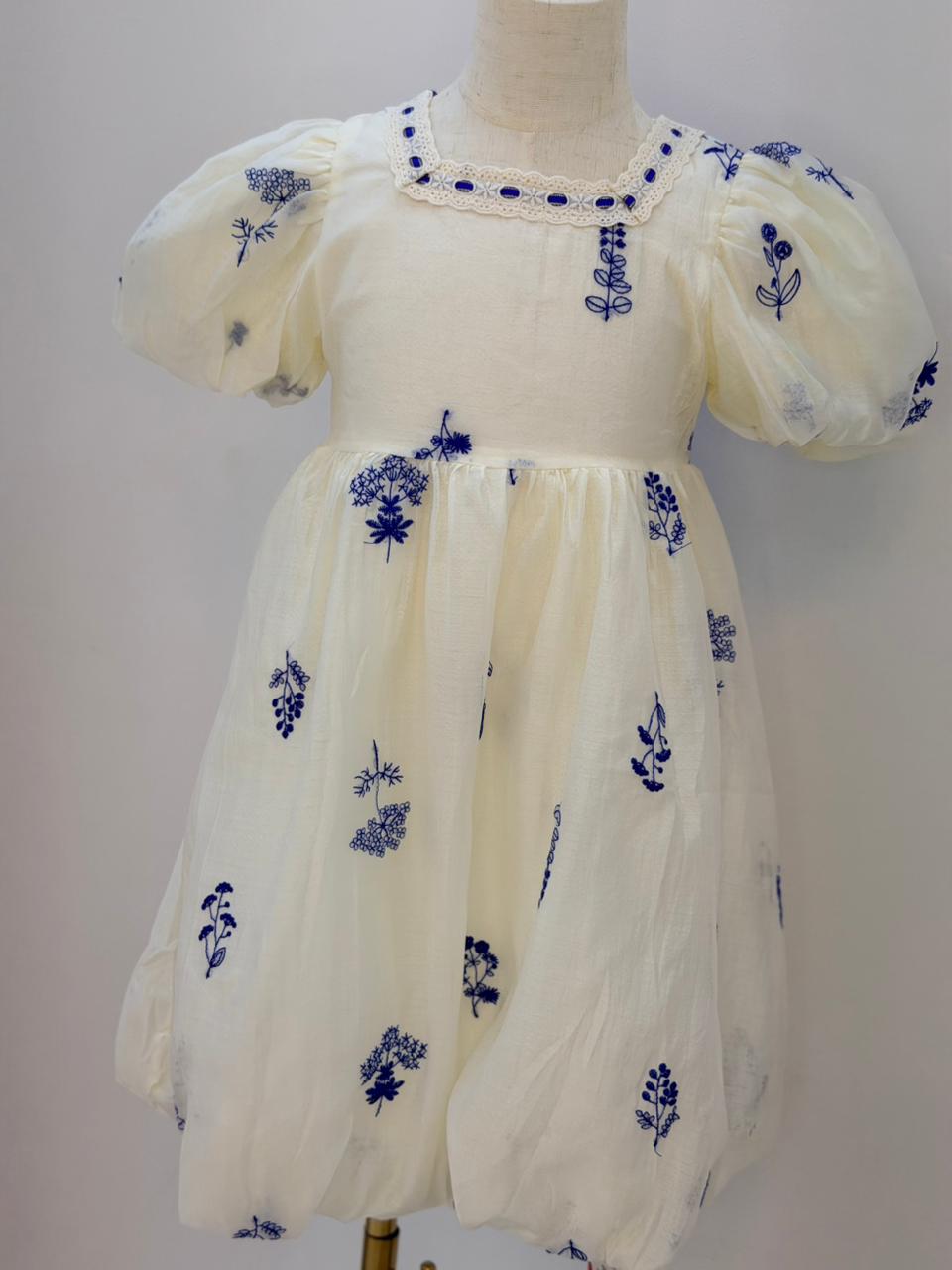 فستان منفوخ مطرز باللون الأزرق / الأحمر